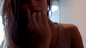 Teenager-Mädchen masturbiert im Büro ihrer Mutter vor der Kamera