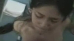 Vídeo POV de uma amadora romena peluda dando um boquete