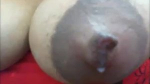 Ebony MILF med store bryster og røv frister på webcam