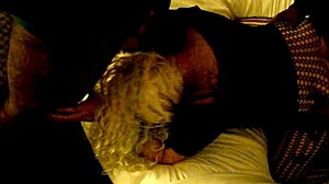 Ξανθιά ερασιτέχνης γεμίζει με μεγάλο μαύρο πέος σε ομαδικό σεξ ξενοδοχείου