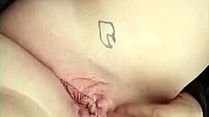 O fetiță tatuată în fustă de piele are un orgasm intens în public