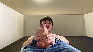 Băiatul heterosexual își freacă penisul mare într-un video HD
