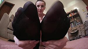 HD-video van Sophia Smiths voetfetisj in kousen