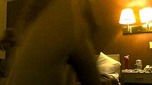 Soția amatoare își fute vaginul într-o cameră de hotel