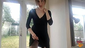 Une shemale britannique en tenue kinky donne des instructions de branlette et avale du sperme