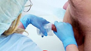 Luvas de médico ajudam a identificar uma sessão de ordenha de próstata