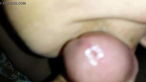 Tajlandska mama daje vrući oralni seks pred kamerom
