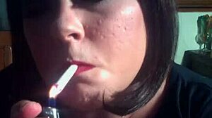 Britanska femdom Tina Snua uživa v fetišu kajenja