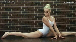 Blonde babe Tornaszkova viser frem sin fleksibilitet i solo video