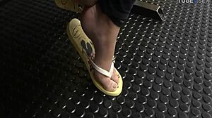 Zabawa z włoską shemale w metrze i fetyszem stóp