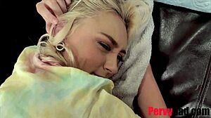 A dögös apa és a kis mellekkel rendelkező tinédzser családi videóban élvezik a szexet