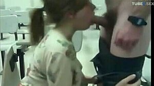 La petite amie adolescente amateur fait une fellation à son petit ami sur webcam