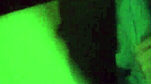 Kis mellekkel rendelkező tini keményen megdugva egy házi videóban