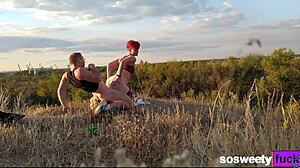 HD videó amatőr vörös hajú nőről, aki az erdőben baszik