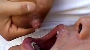 Ázsiai csaj mellbimbózik, miközben szoptat