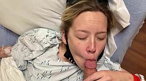 Hastanede büyük penisli bir hasta ve kız arkadaşıyla halka açık anal seks