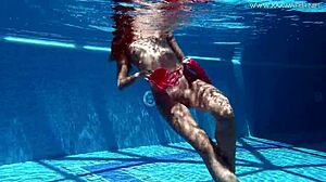 HD-video av Tiffany tatuerad babe som fingrar sin trånga fitta i poolen
