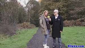 HD-video af en europæisk teenager, der bliver drillet af en gammel mand
