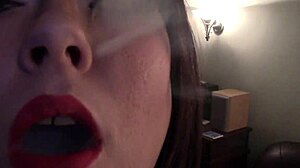 Bu HD videoda sigara kölesi olmanın heyecanını deneyin