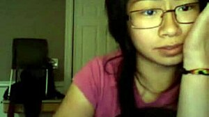 Amatööri aasialainen tyttöystävä muuttuu tuhmaksi web-kamerassa