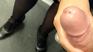 Amateur-MILF in Strümpfen und Dessous masturbiert den Schwanz ihres Mannes in einem öffentlichen Aufzug