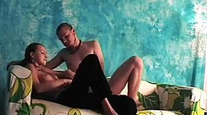 Adolescenta cu sânii mici este futută tare într-un videoclip făcut acasă