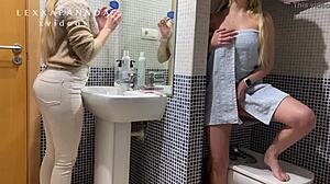 少女的性感股在浴室被摄像头抓住了!