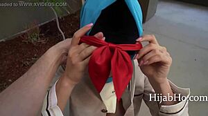 Teini hijabissa oppii pitämään hauskaa