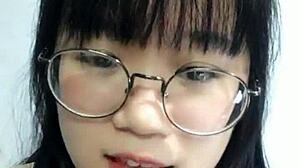 Sexy koreanisches Schulmädchen in einem Cosplay-Outfit zeigt sich auf der Webcam