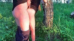 Un cuplu adevărat de amatori face sex brutal în pădure cu ejaculare pe fund
