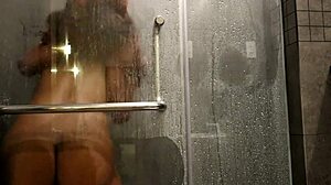 Un couple amateur apprécie le sexe anal et oral hardcore dans la salle de bain