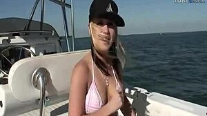 Eine freche Bootsfahrt mit einer sexy jungen Teenagerin, die sich nach Gesichtsbesamung und Creampies sehnt