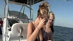 En stygg båttur med en sexig ung tonåring som längtar efter ansiktsbehandlingar och creampie