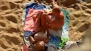 Bareback sex s párem s velkými penisy na pláži