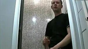 Amatør homofil blowjob på offentlig toalett