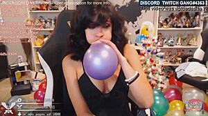 Sexet twitch-pige onanerer og viser sin store røv frem i live-streamen