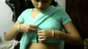 Amatorska indyjska para odkrywa przyjemność analną i waginalną