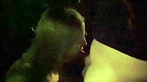 Amaterska žena daje svojemu moškemu oralni seks v temnem baru