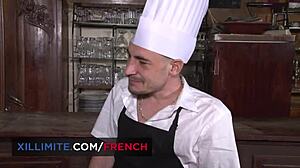 Franse chef-kok geeft een sensuele blowjob aan de prachtige danseres