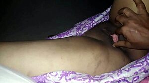 Close-up de uma vagina suculenta sendo fisted e fodida