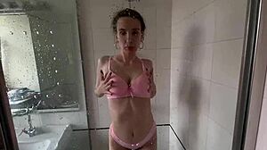 Seksowna brunetka bierze prysznic i masturbuje swoimi dużymi cyckami