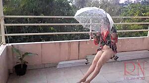 ภรรยาบ้านที่มีความสุขกับการเปลือยกายในที่สาธารณะและสวิงในฝน