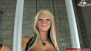 18-letnia blondynka z małymi cyckami zostaje mocno wyruchana w celi więziennej