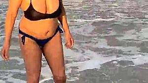 Nagy mellek és nagy segg: Egy pornósztár vadul lovagol Miami strandján