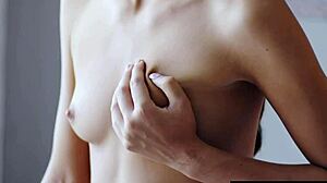 Namiętne brunetki oddają się hardcore analnemu seksu i liżą sobie piersi