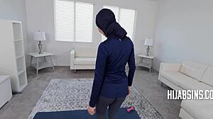 Adolescente muçulmana é pegada traindo seu treinador e punida