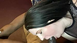 Samantha s veľkým vlasom robí orálny sex hustému belochovi