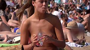 Adolescentele în bikini și camere ascunse se bucură de nuditatea publică
