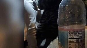 Чернокожая мамочка-любительница попалась за трахом на публике с бутылкой-сюрпризом