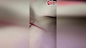 Adolescente asiática gosta de brincar sozinha com vibrador e urinar no pênis